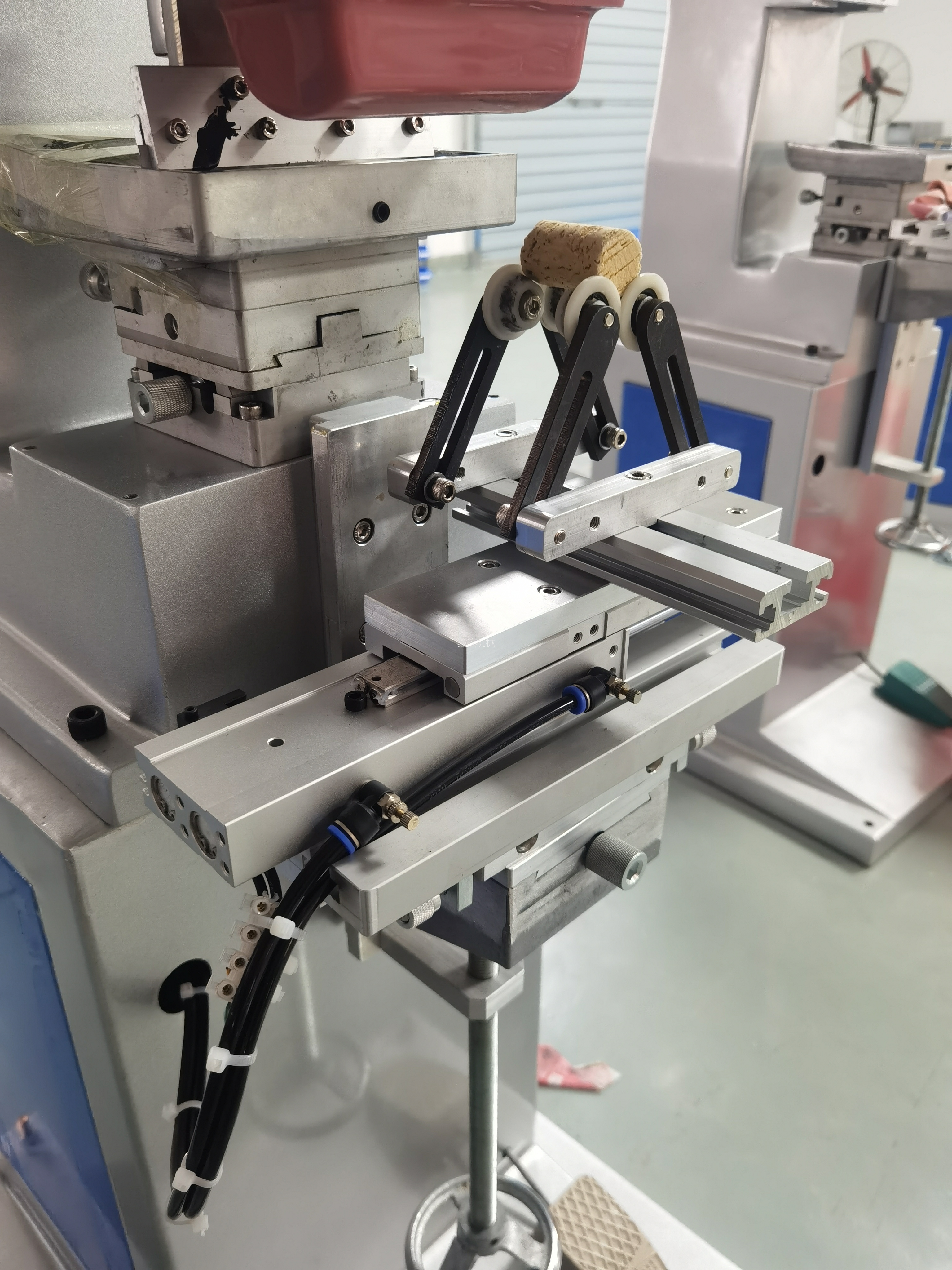 紅酒塞移印滾印機廠家，酒瓶曲面絲印機