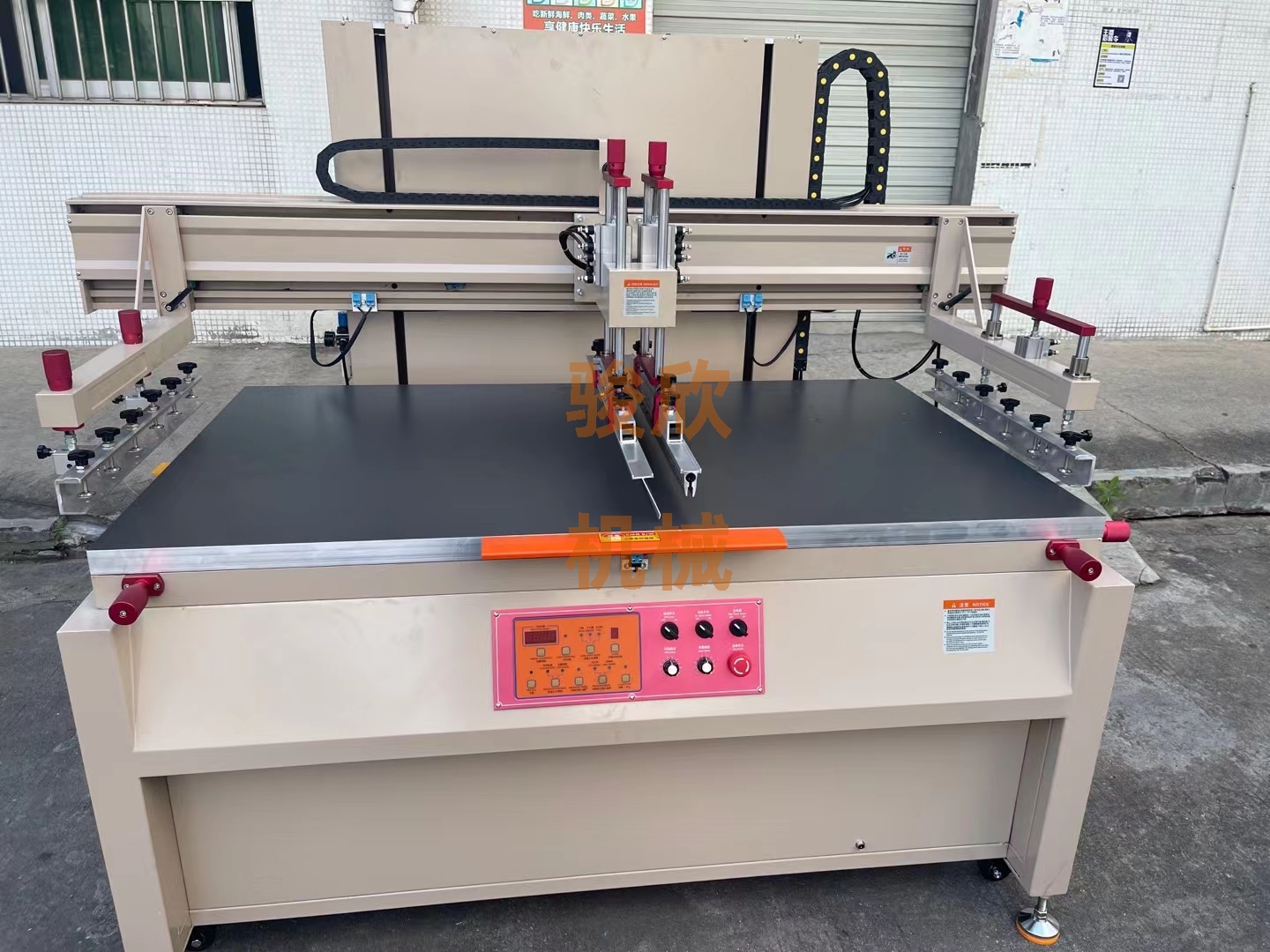 南京絲印機(jī)廠家，南京移印機(jī)廠家，駿欣機(jī)械玻璃絲印機(jī)印刷精度高